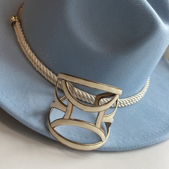 🤍💖✨ Enamel Cream and Gold Cuff Bracelet - Picture 10 of 17